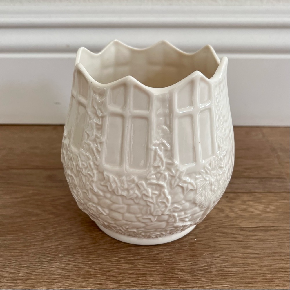 Vintage Belleek Templemore Abbey Event Piece 2000 Ireland‎ Planter Vase signed